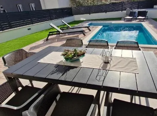More - Luxury Apartment With Private Pool Medulin